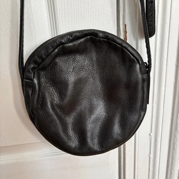 Baggu Black Round Leather Crossbody Bag - Picture 4 of 8